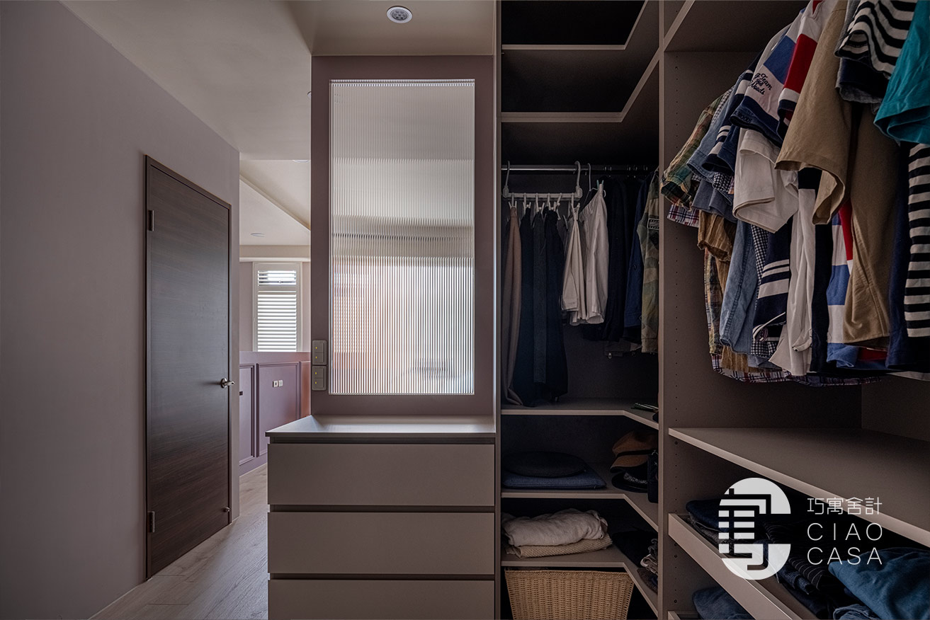 溫馨簡約風｜舒適愜意的品味生活-L型開放式衣櫃設計